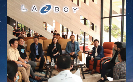 The atmosphere of the La-Z-Boy event, a thank you party for partners, and a celebration of the opening of a new gallery at Pinklao.